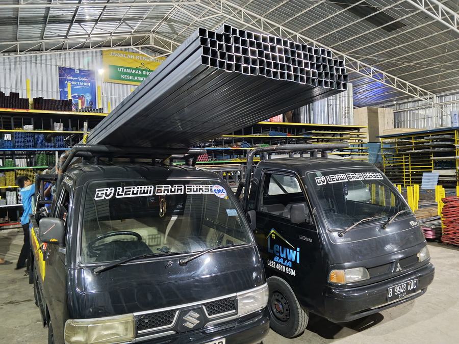 Dua pickup CV Leuwi Baja Sukses di gudang
