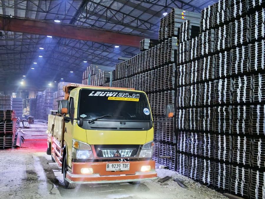 Truk mengambil stok di gudang pabrik