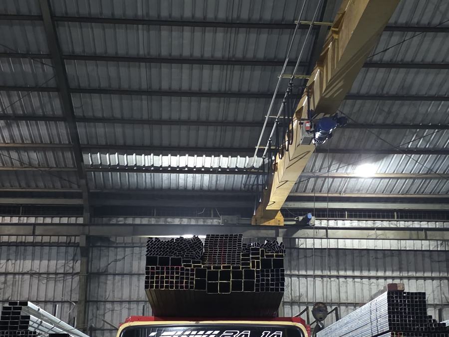 Proses bongkar muat di gudang