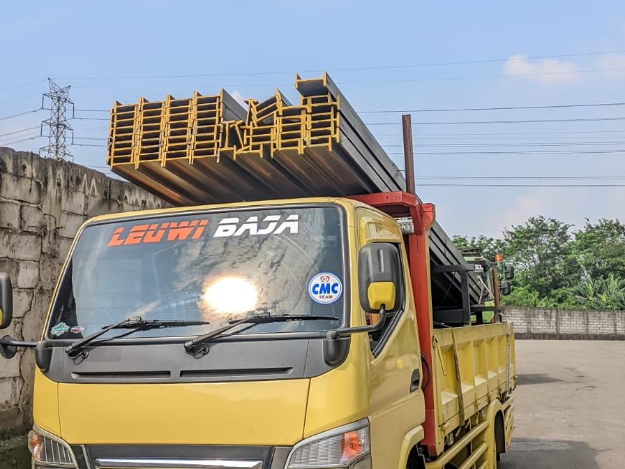 Truk bermuatan besi WF siap berangkat