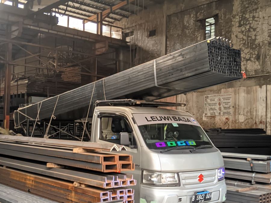Pickup mengambil stok profil di gudang pabrik