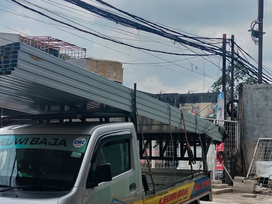 Pickup memuat profil galvanis panjang