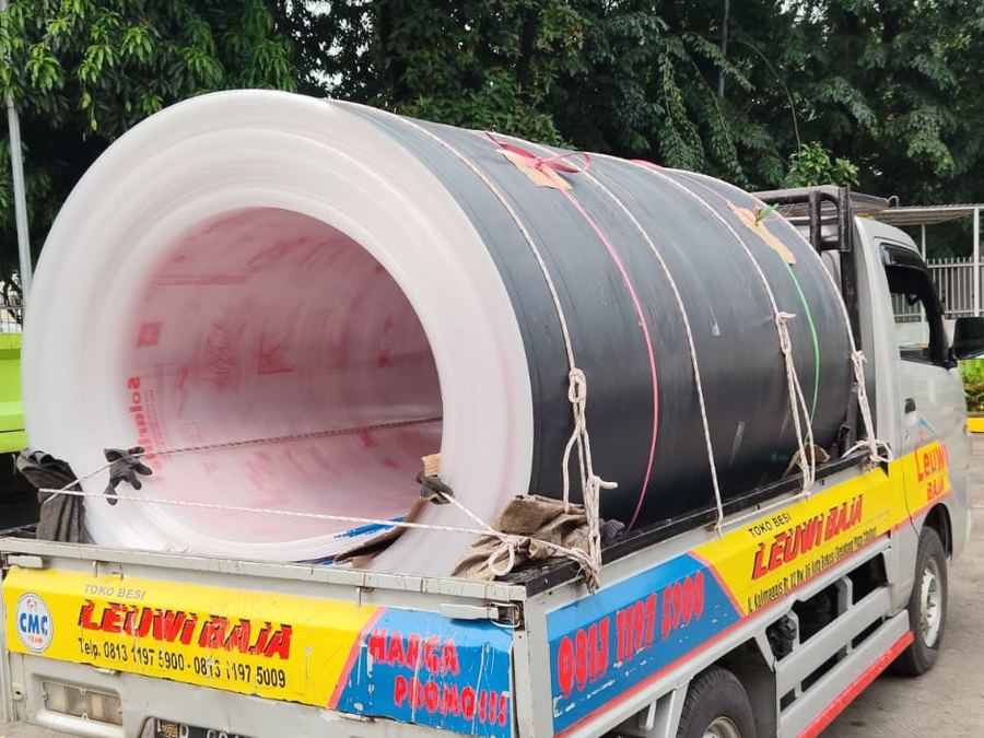 Pickup mengantar gulungan plastik cor