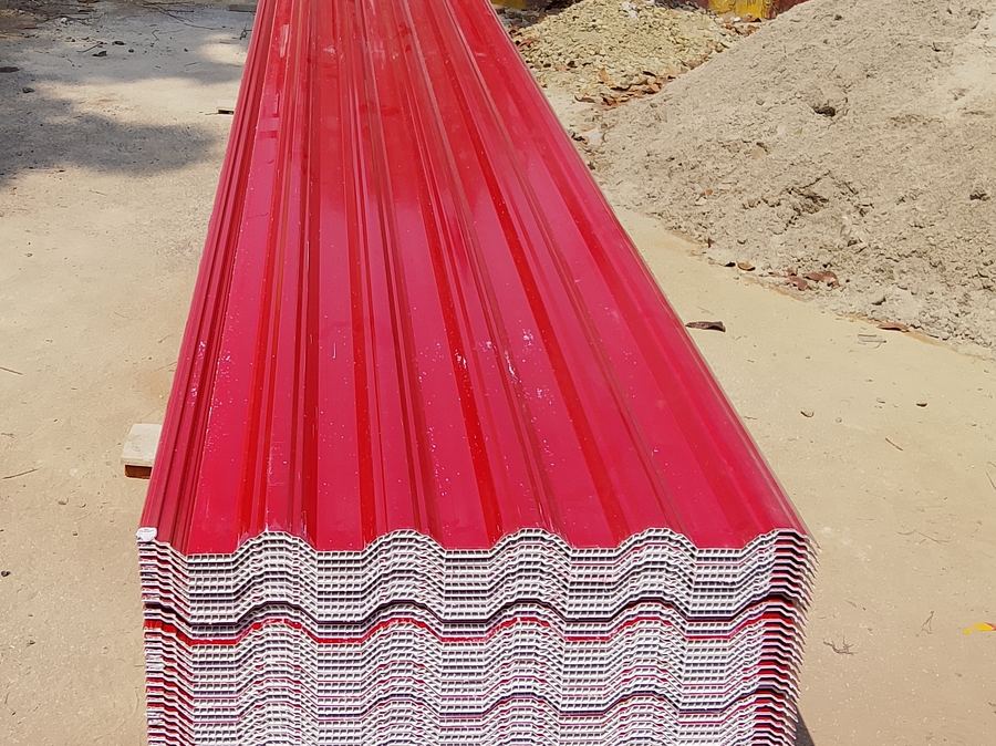 Lembaran atap uPVC merah dengan rongga terlihat di ujung