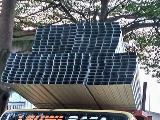 Muatan profil baja ringan galvanis siap dikirim