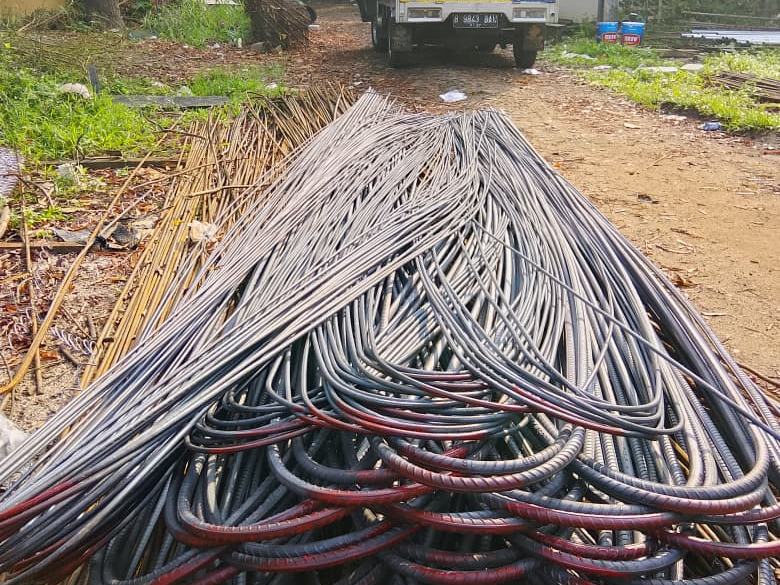 Besi beton diantar sampai lokasi proyek