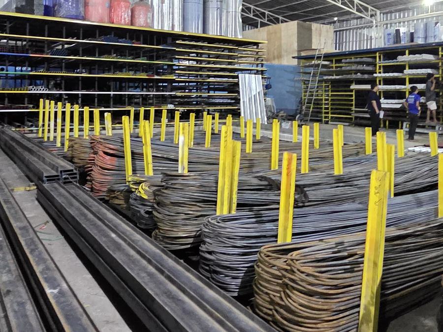 Area gudang penyimpanan besi beton