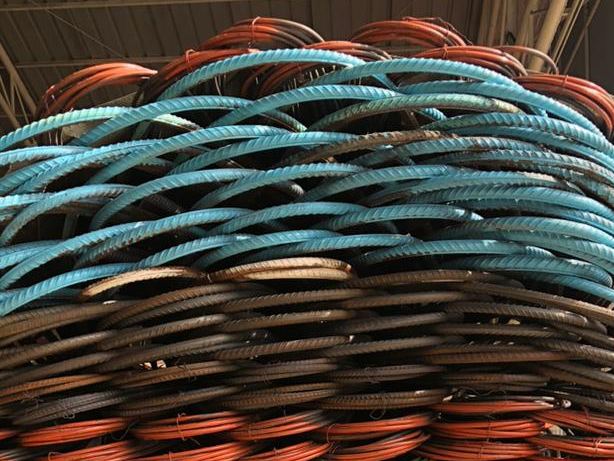 Gulungan besi beton dengan kode warna per diameter