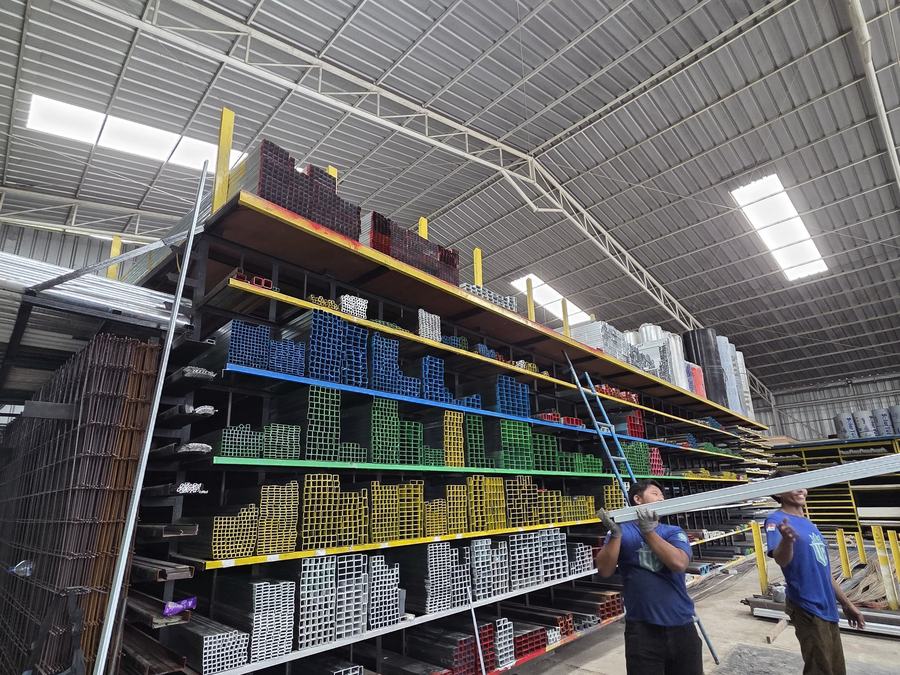 Tim menyiapkan pesanan besi hollow di gudang