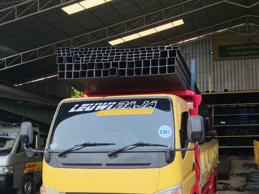 Truk bermuatan besi hollow siap berangkat
