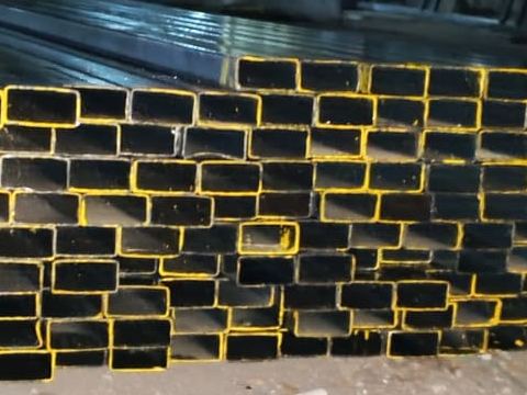 Tumpukan besi hollow hitam dengan ujung bertanda kuning