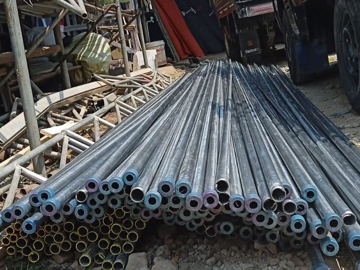 Tumpukan pipa besi berbagai diameter