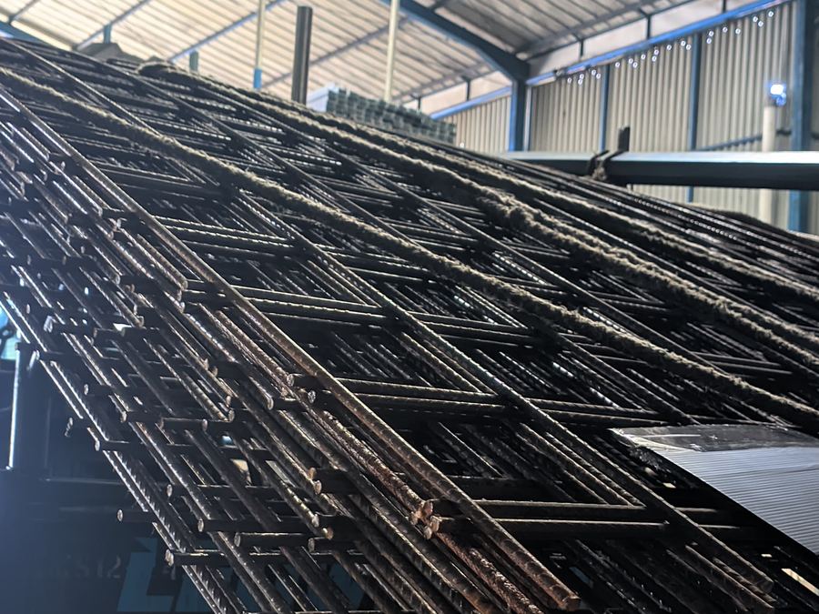 Lembaran wiremesh dimuat ke pickup