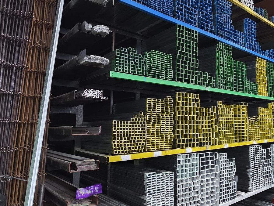 Rak stok besi hollow kotak galvanis dan hitam, disusun per ukuran