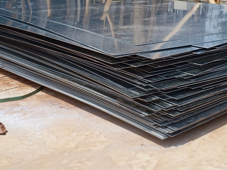 Tumpukan lembaran plat eser di lokasi proyek