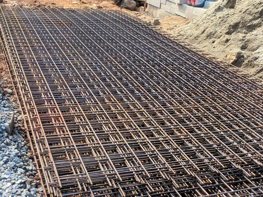 Lembaran wiremesh las terhampar siap dicor
