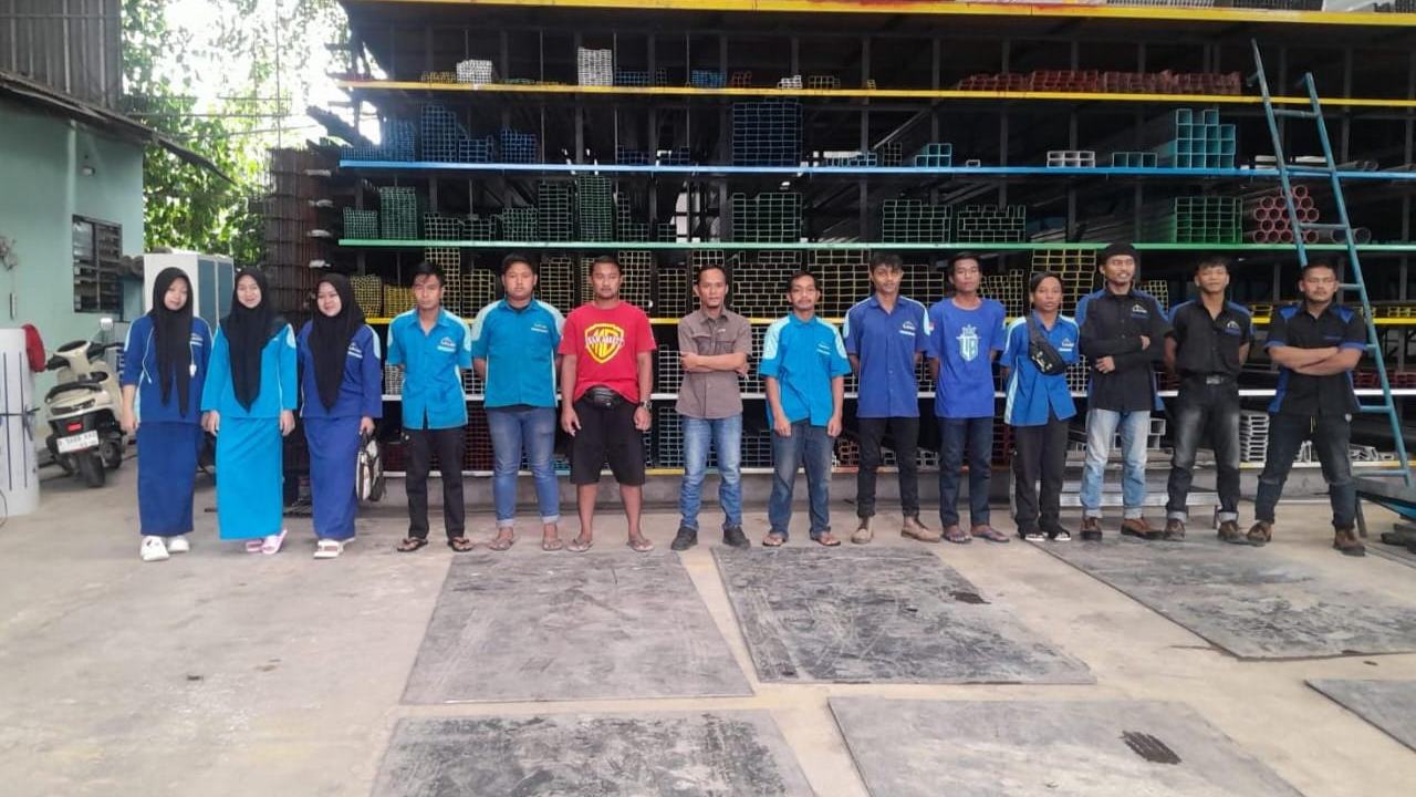 Tim operasional CV Leuwi Baja Sukses