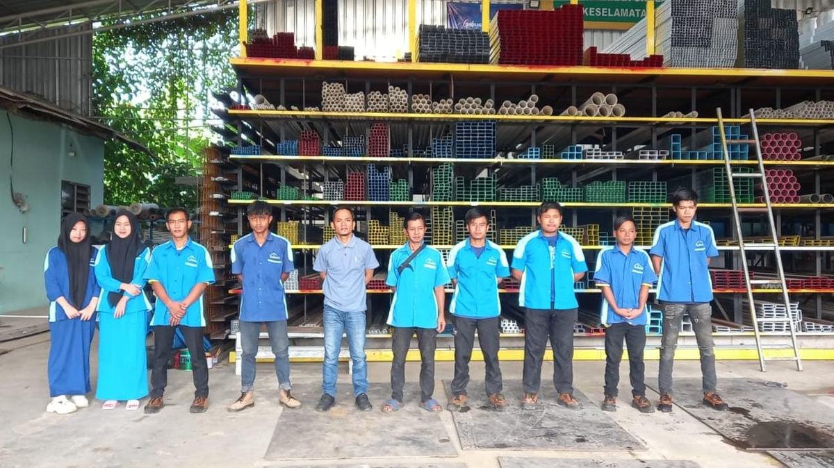 Tim Leuwi Baja di depan rak stok gudang